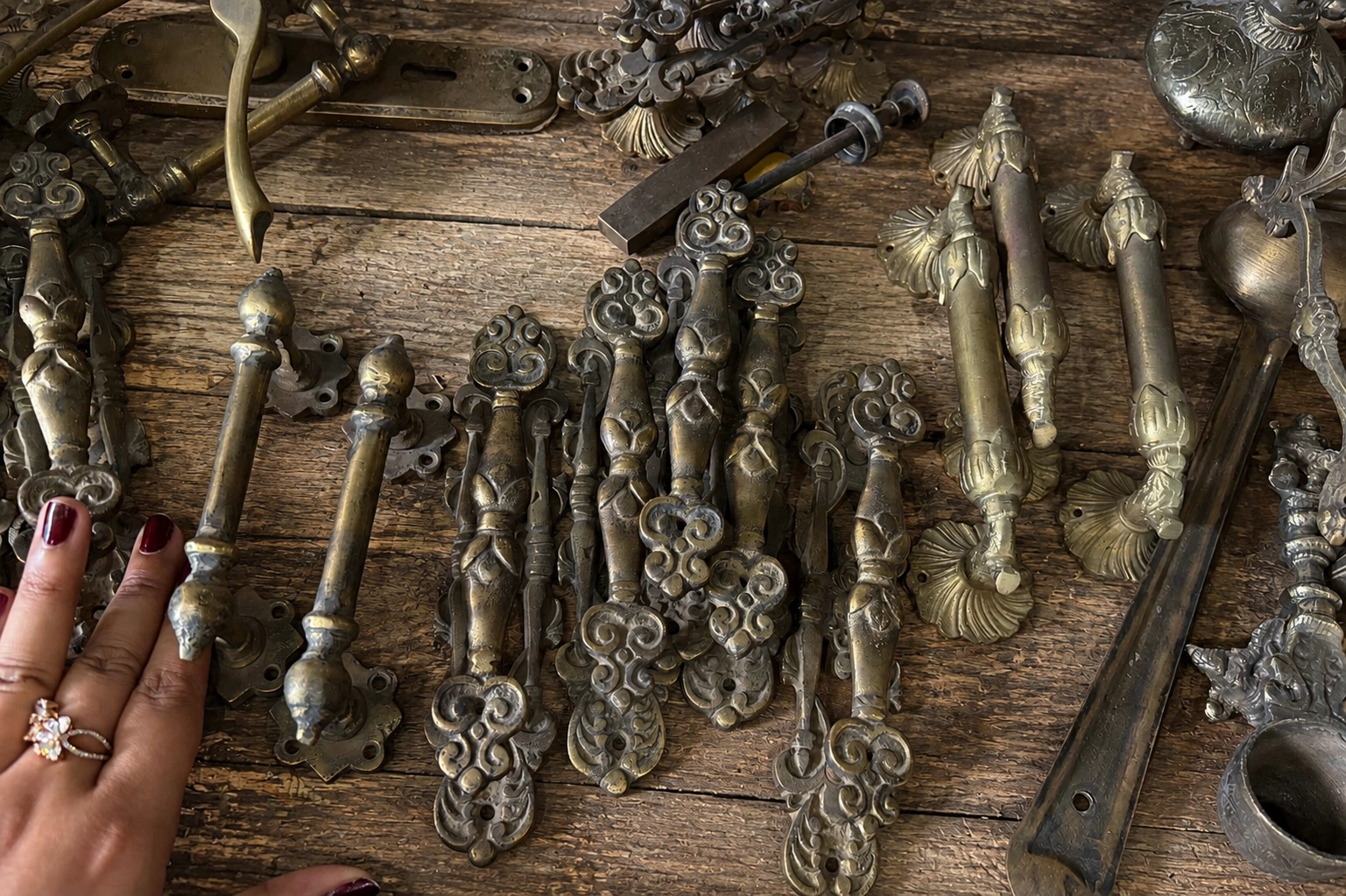 Rangarsons-Film-Production-Supplier-hardware-door-furniture-chains